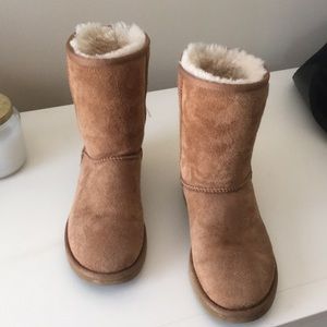 short chesnut UGGS